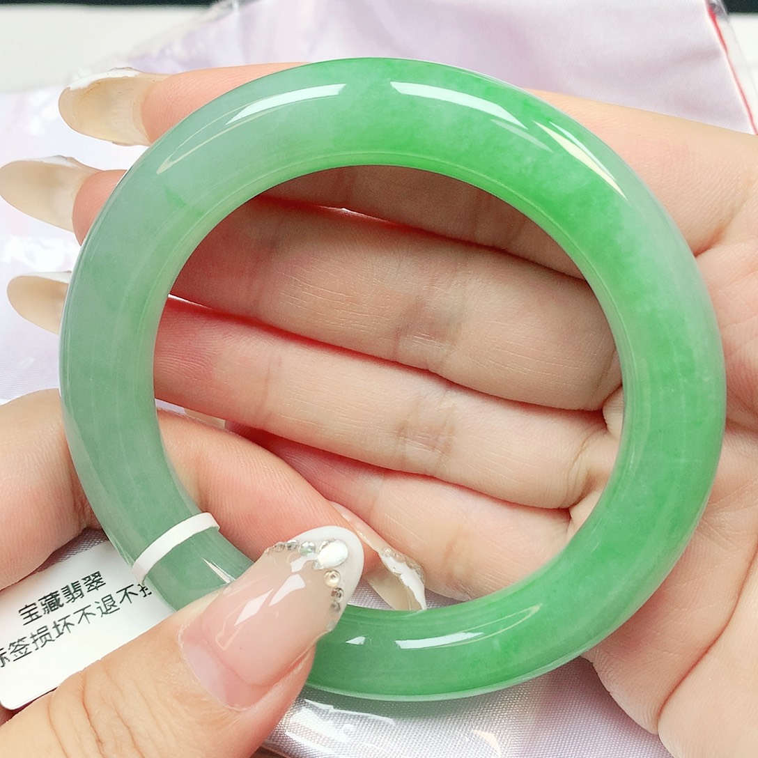 翡翠手镯未镶嵌抖音881