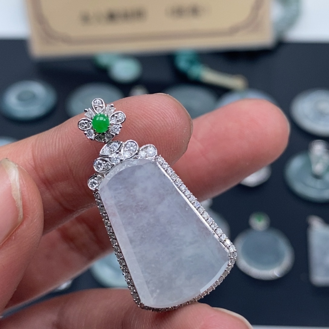 翡翠18K金镶嵌颈饰翡翠