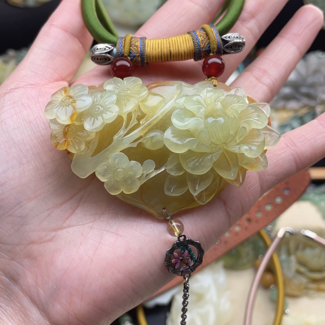 蛇纹石玉颈饰未镶嵌