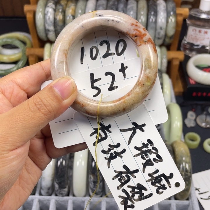 蛇纹石玉未镶嵌手镯面包镯。有瑕不退不换