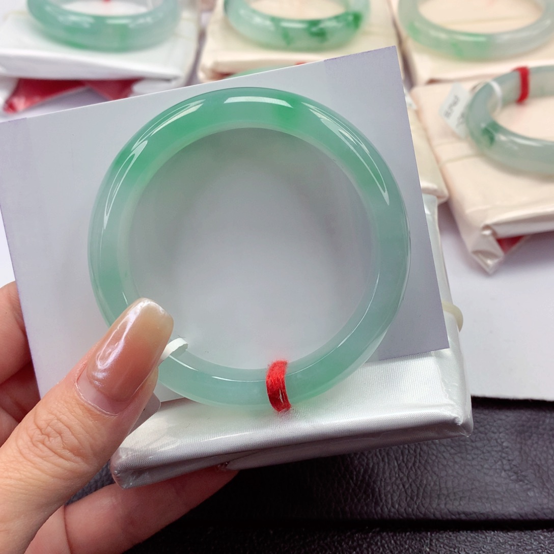 翡翠手镯未镶嵌小**涡55圈口