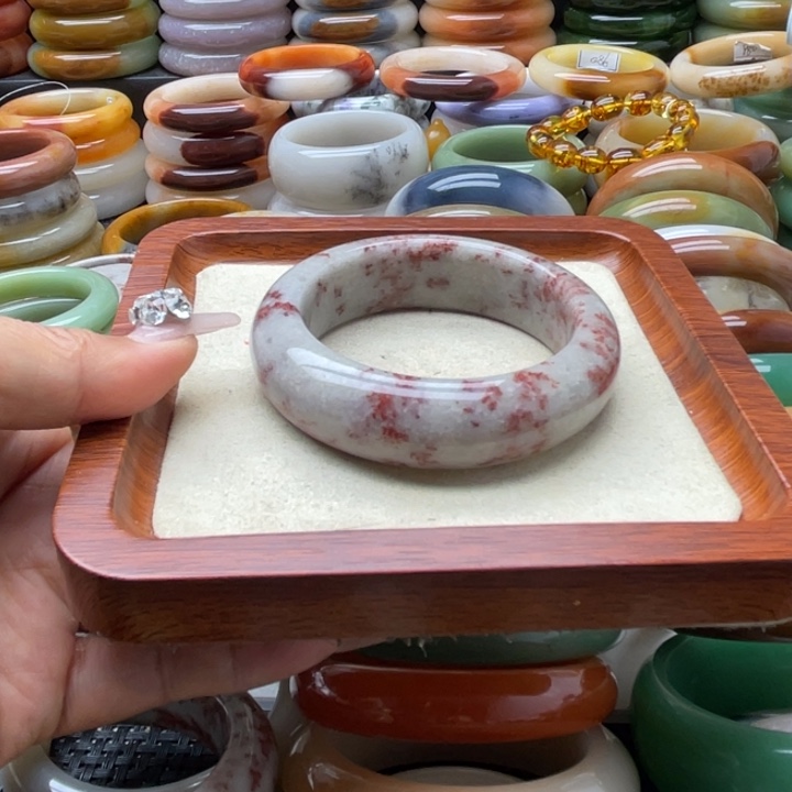 石英岩玉手镯未镶嵌吃****豆