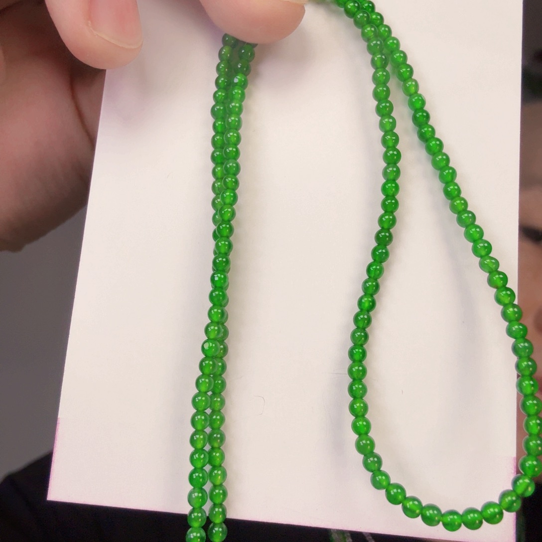 翡翠未镶嵌颈饰一件