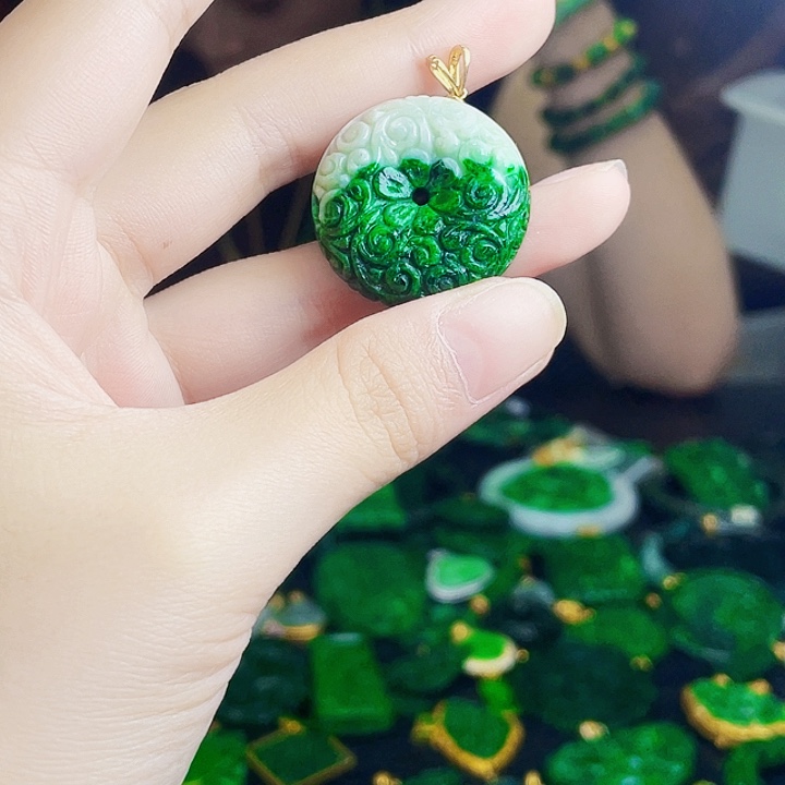 颈饰18K金镶嵌翡翠多样性