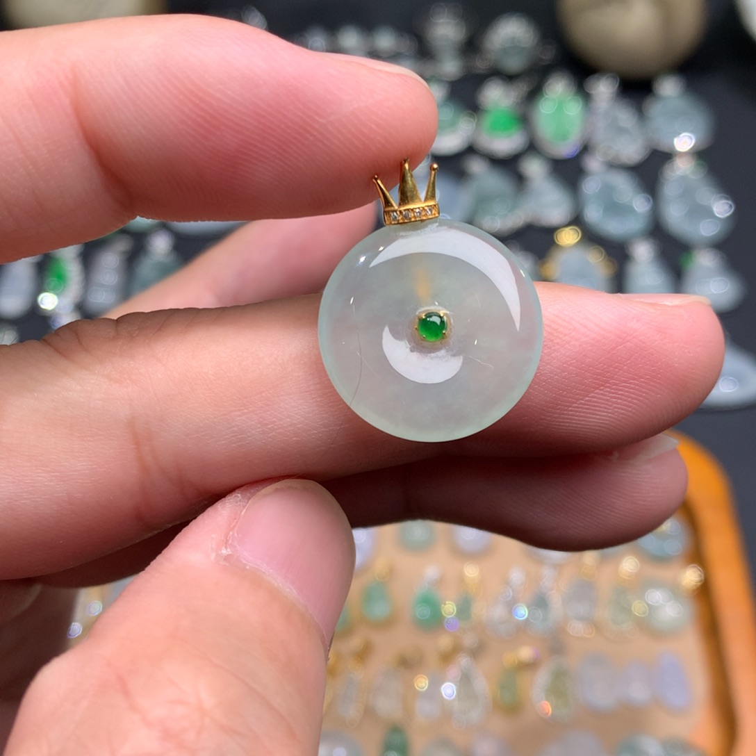 颈饰18K金镶嵌翡翠平安扣