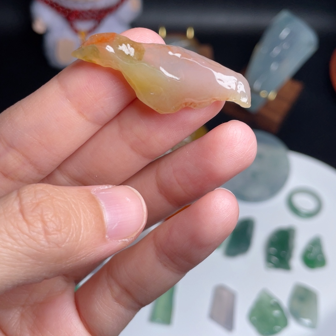 翡翠未镶嵌颈饰天然富贵鸟