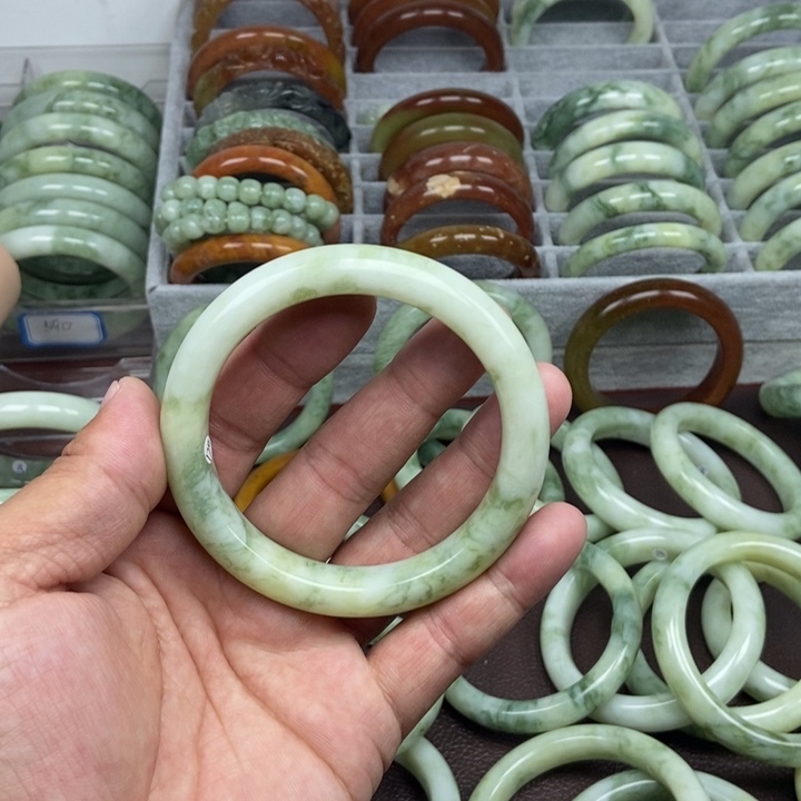蛇纹石玉手镯未镶嵌春**光