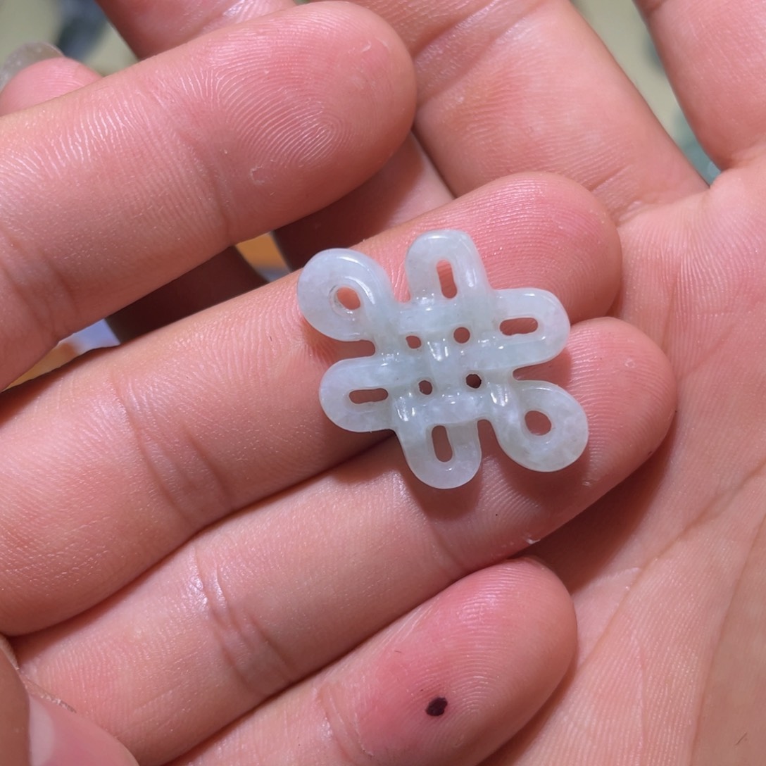 翡翠颈饰未镶嵌中国结