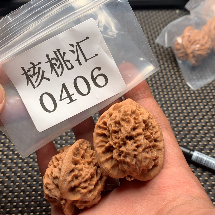 文玩核桃吊坠和尚头