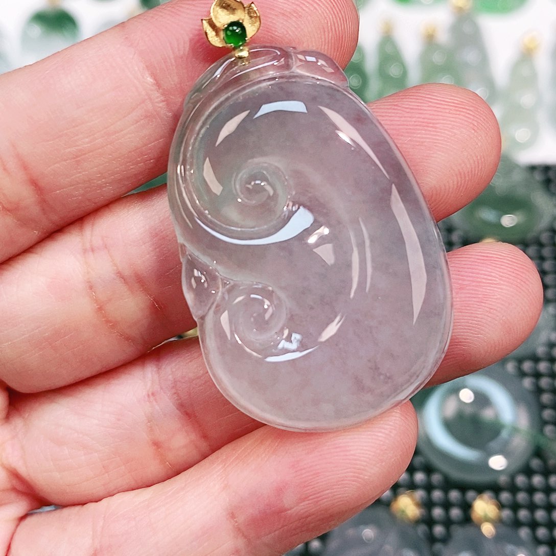 翡翠18K金镶嵌颈饰吊坠