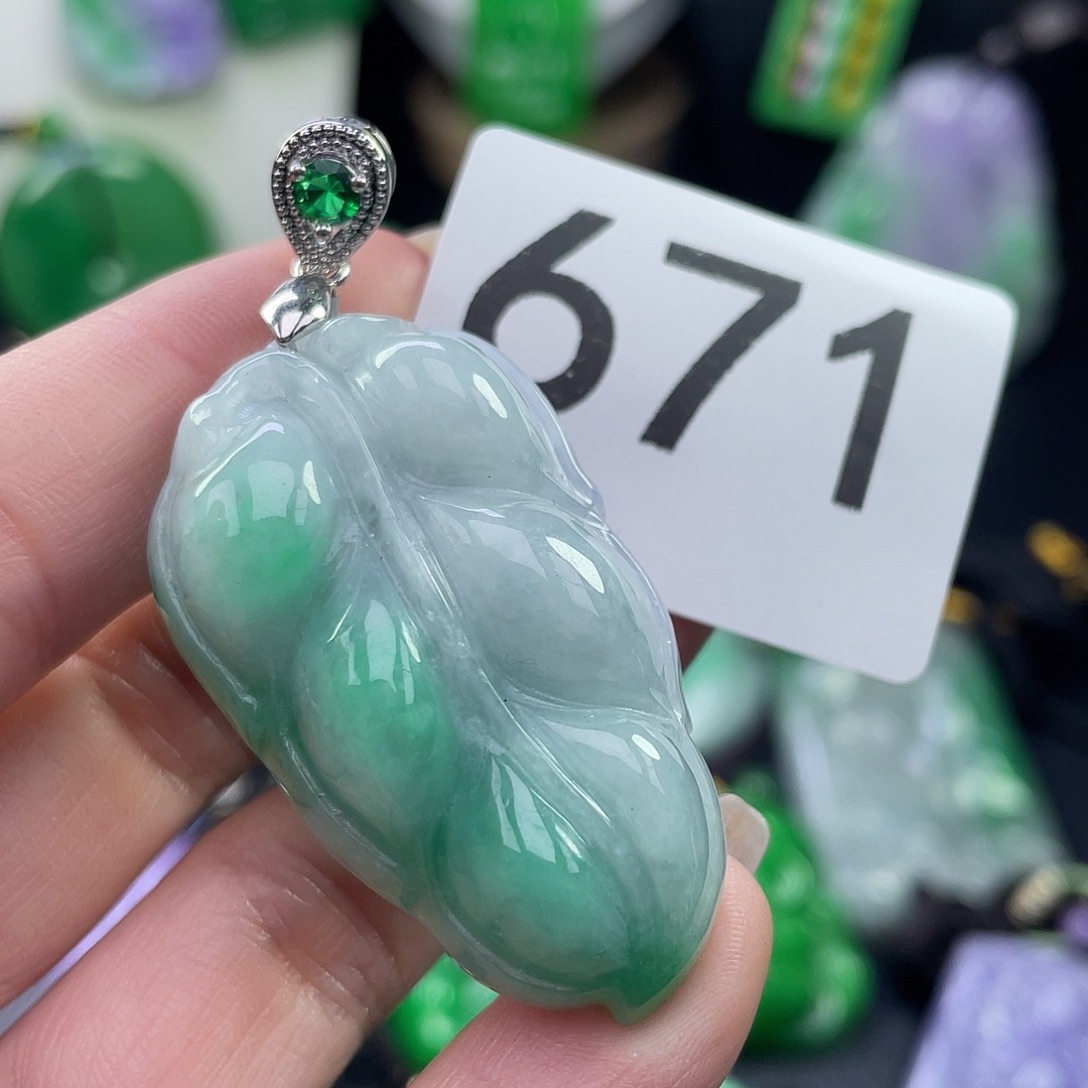 翡翠未镶嵌吊坠(赠链)