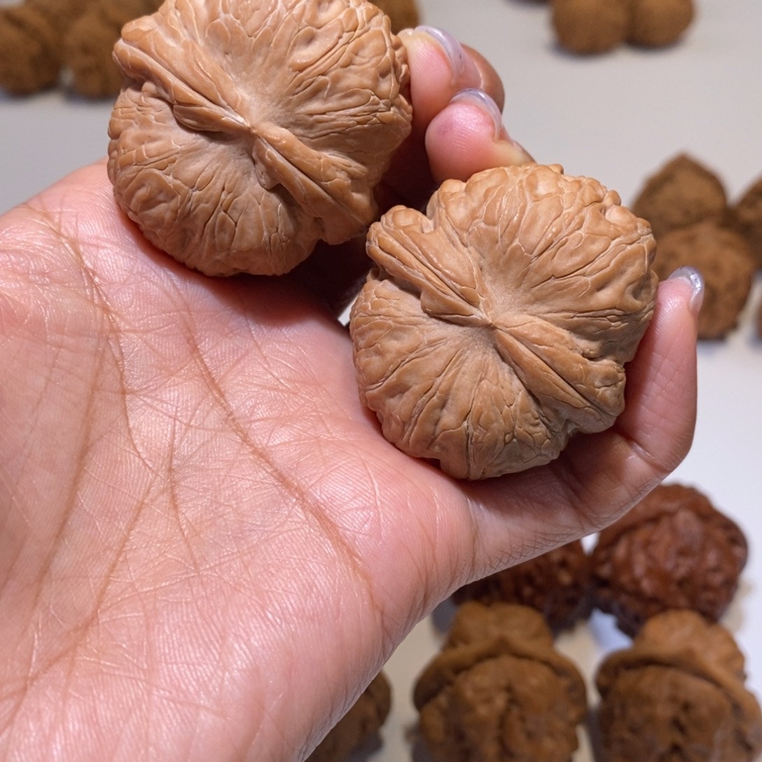 文玩核桃吊坠狮子