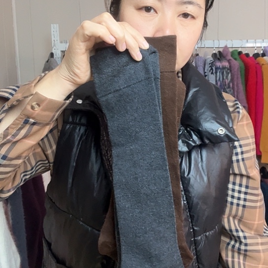 灰色和咖色袜子各一双