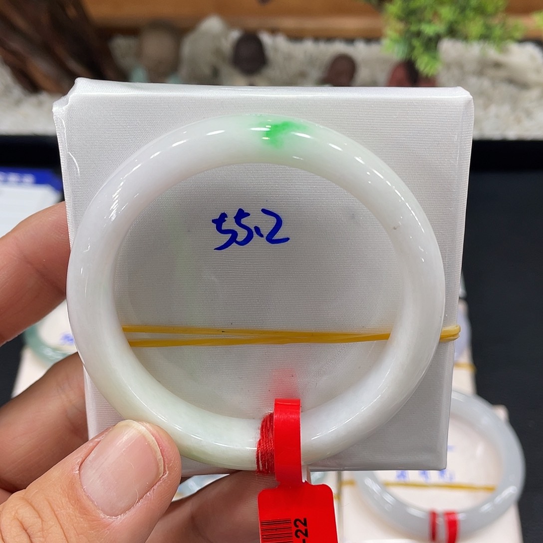 翡翠手镯未镶嵌翡翠