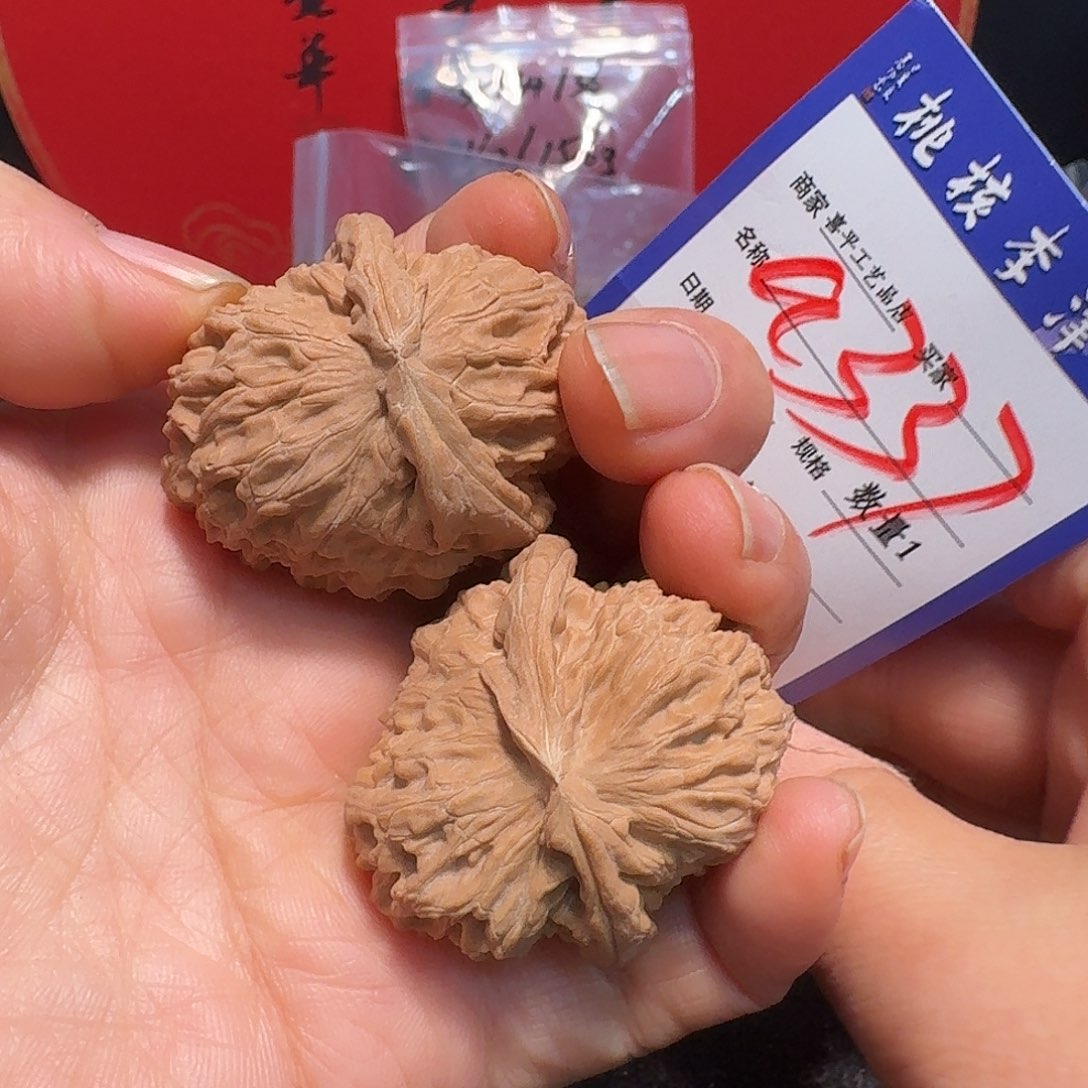 把件文玩核桃三角白狮子头1个包