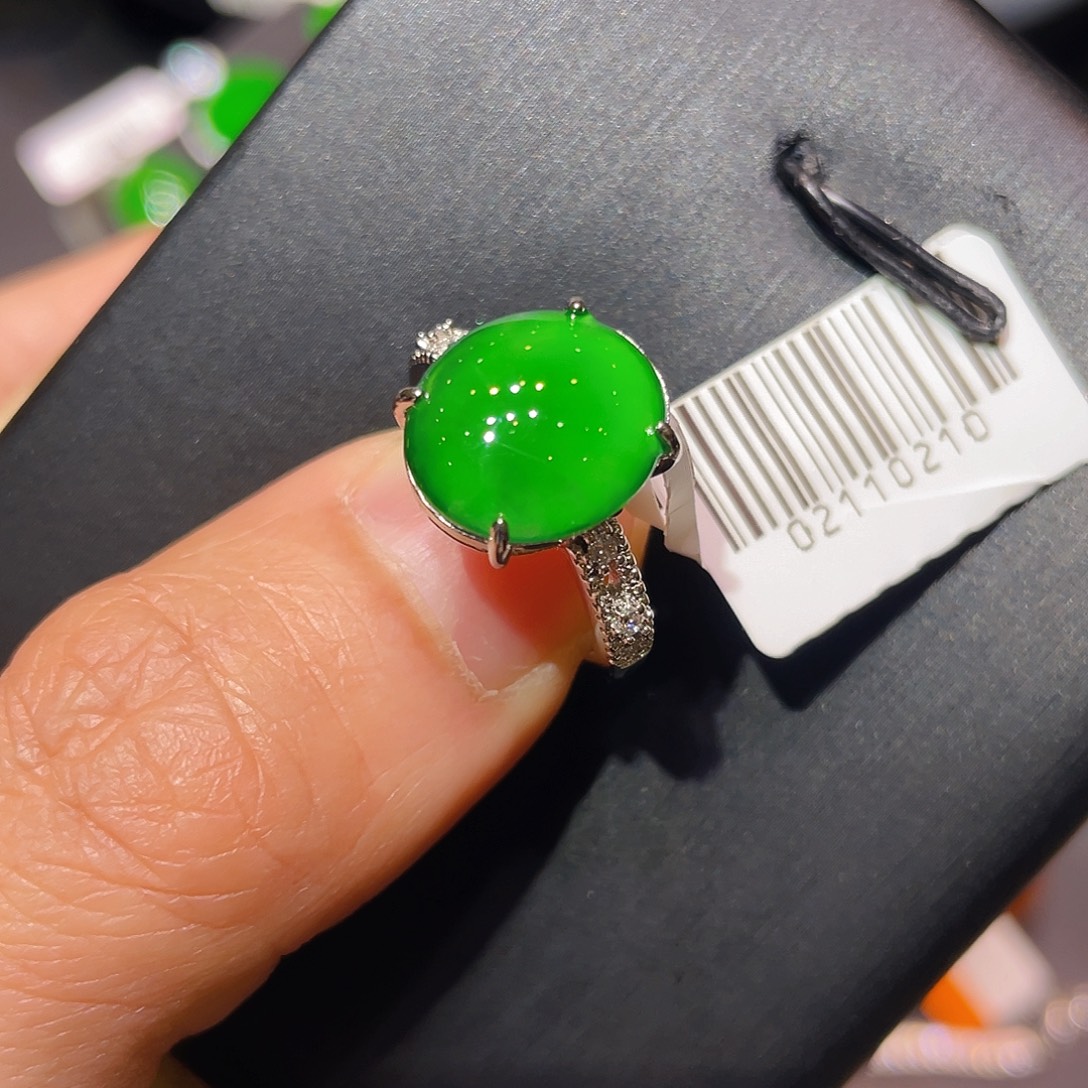 翡翠未镶嵌颈饰戒指