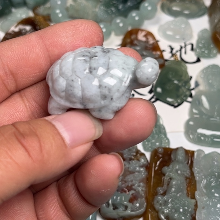 翡翠未镶嵌颈饰乌龟