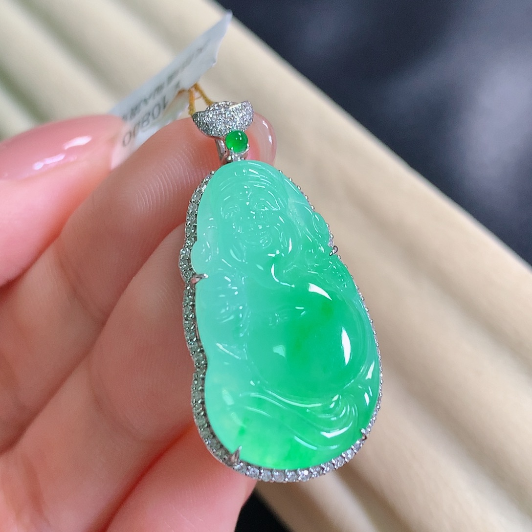 翡翠18K金镶嵌颈饰财神