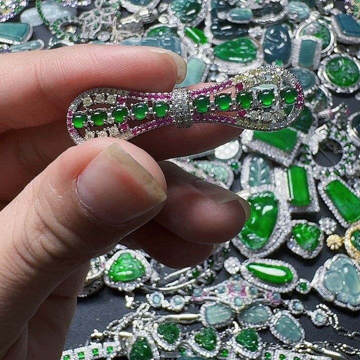 翡翠颈饰未镶嵌天然A货翡翠放漏