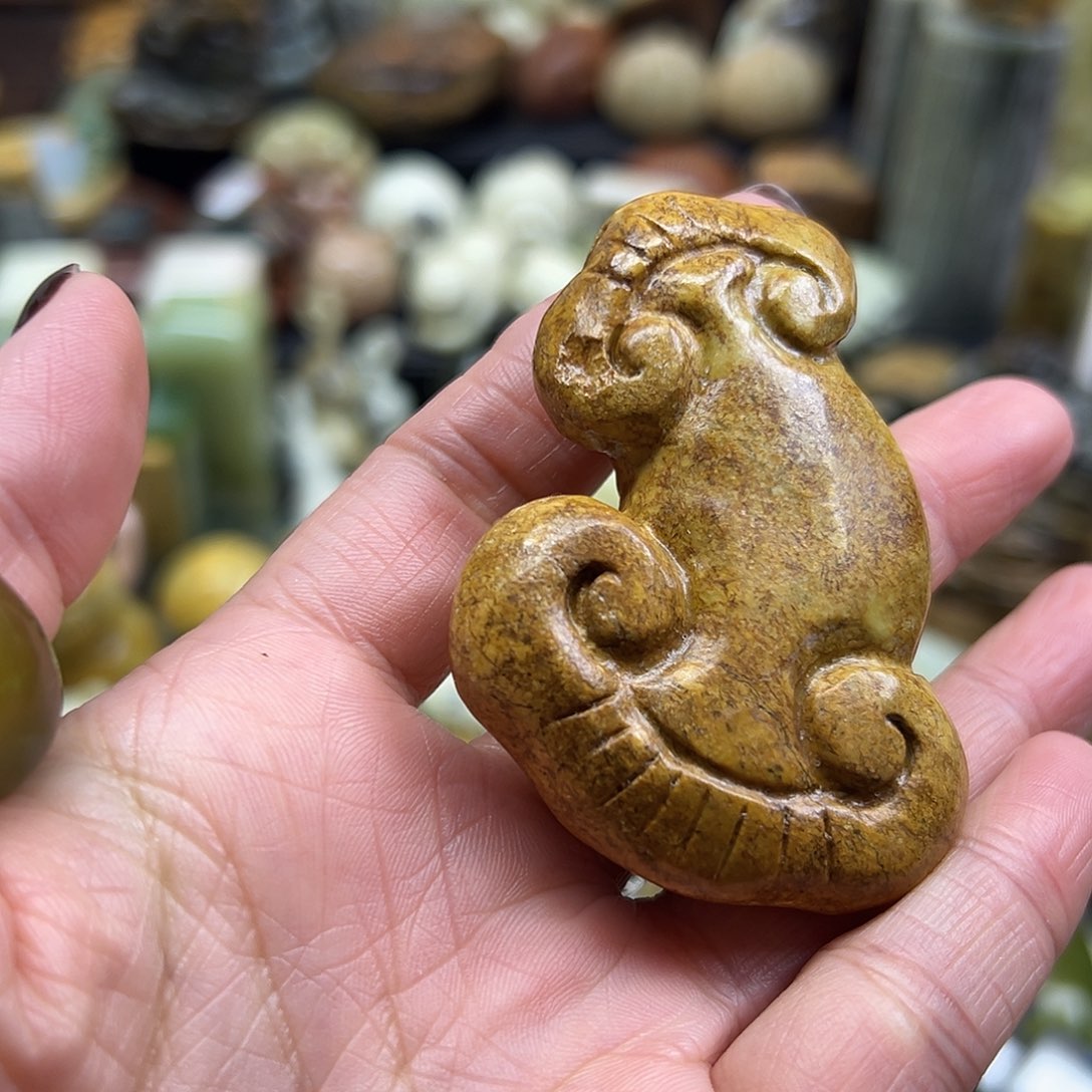 岫岩河磨玉（透闪石质玉）未镶嵌颈饰河磨玉如意手玩