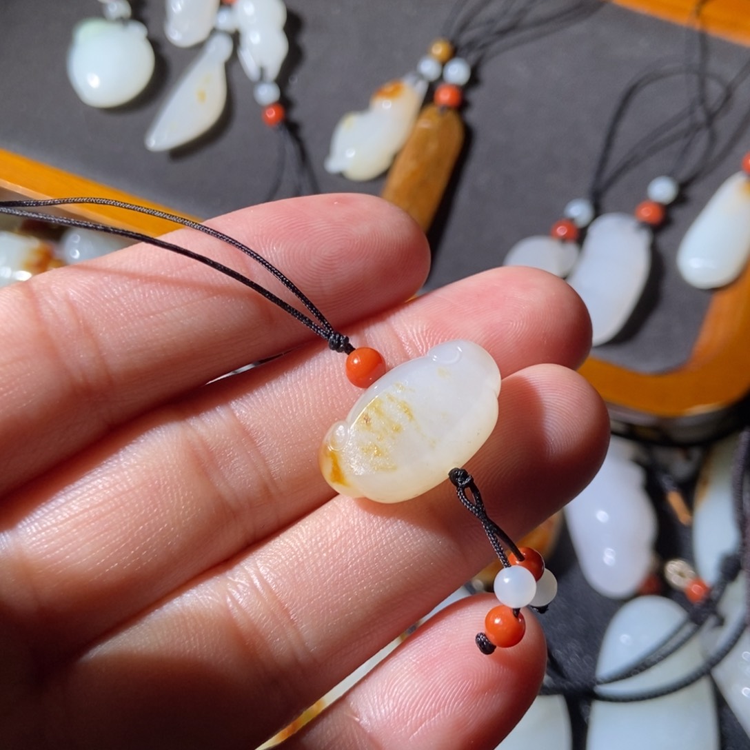 和田玉颈饰未镶嵌自****然