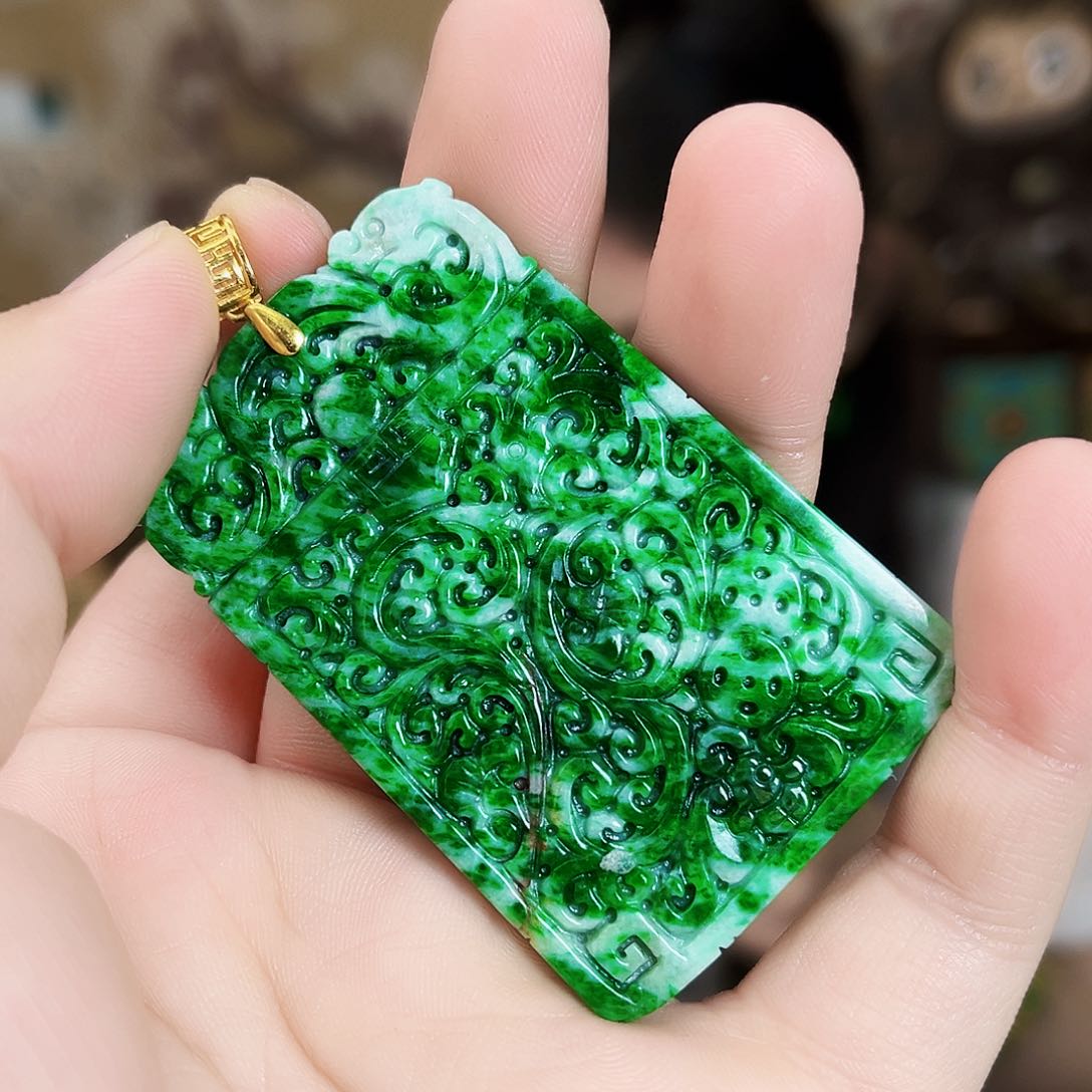 翡翠18K金镶嵌颈饰吊坠