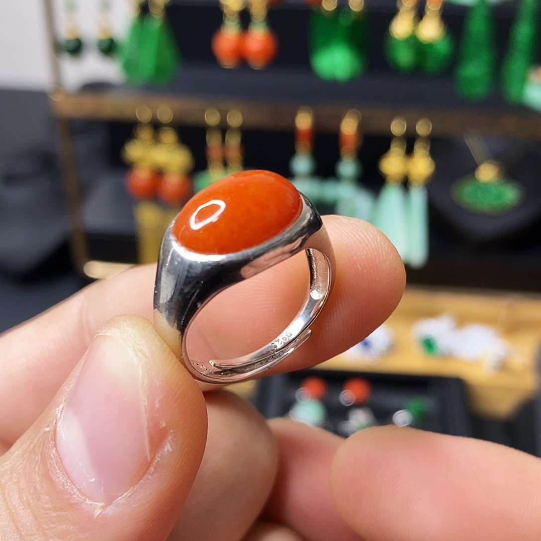 颈饰未镶嵌翡翠戒指