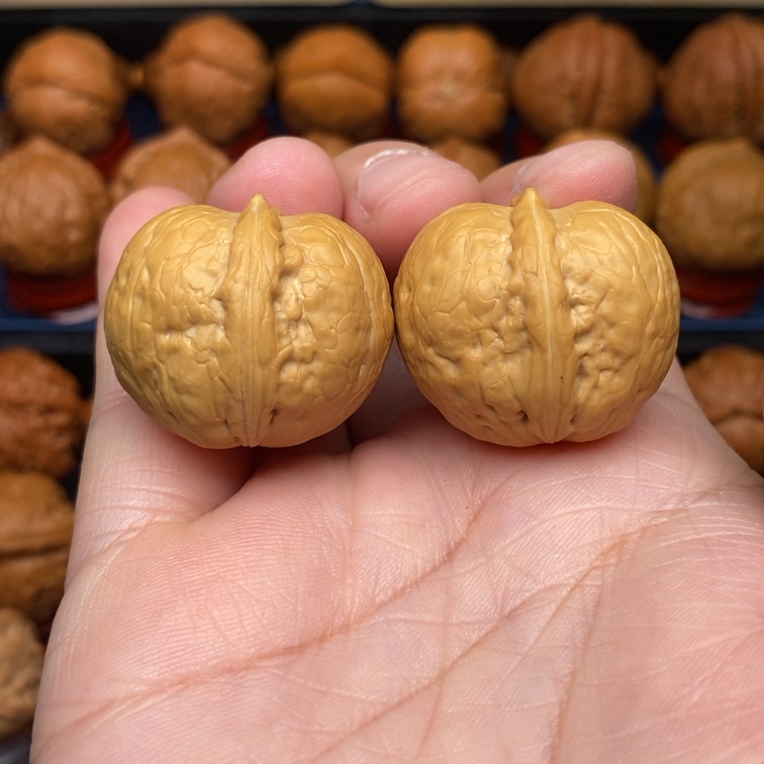 文玩核桃把件手捻元宝