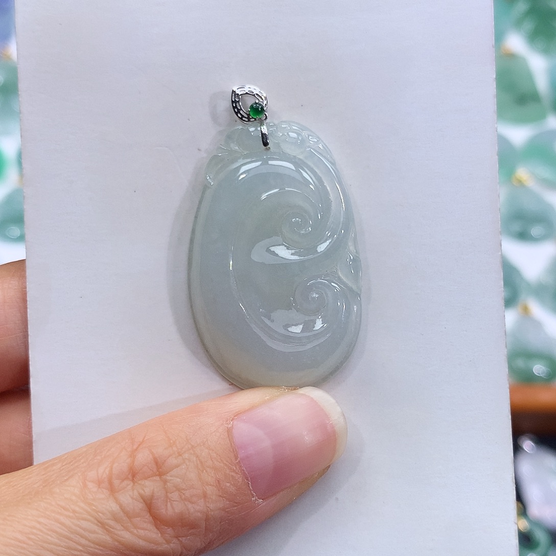 翡翠18K金镶嵌颈饰翡翠吊坠