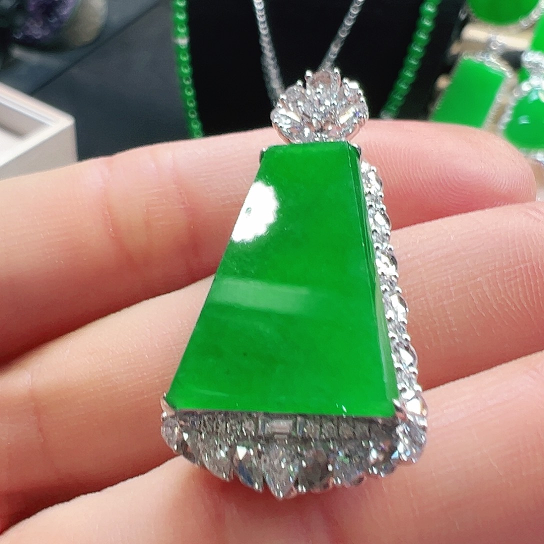 翡翠18K金镶嵌颈饰吊坠