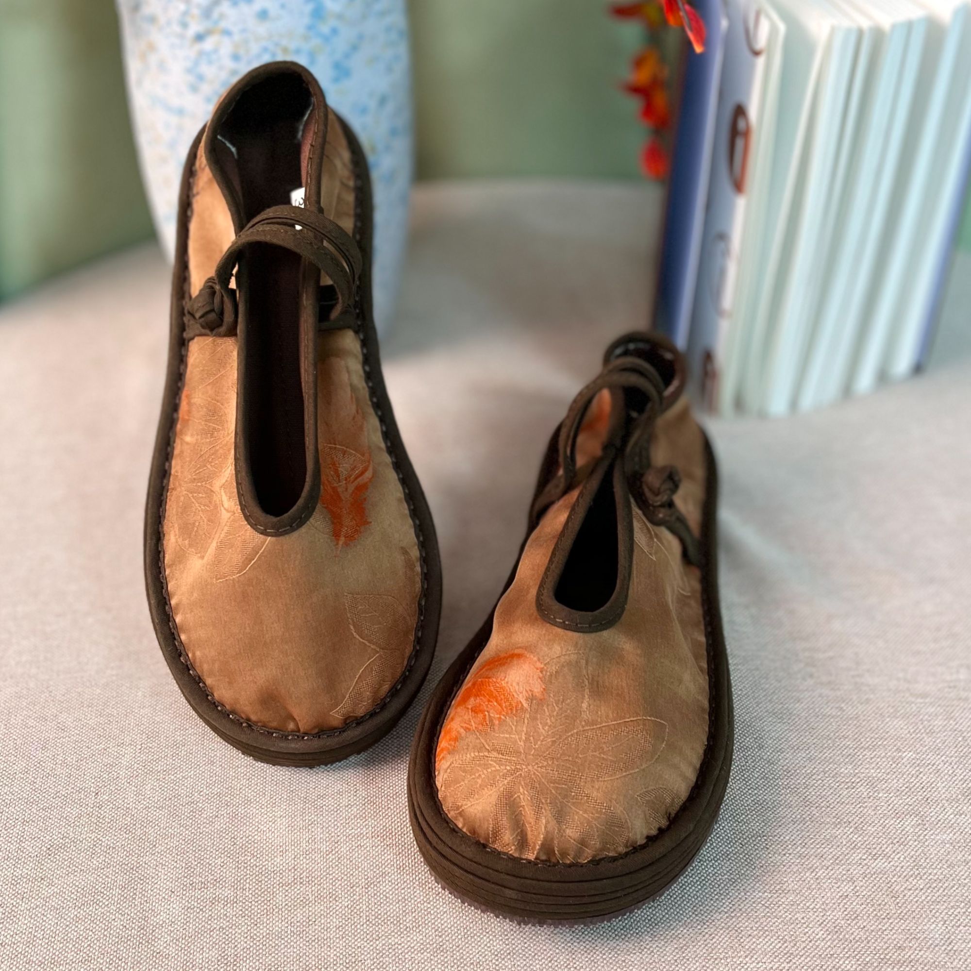 2025秋上新桑蚕丝（羽毛）SUHE新中式时尚软底搭扣加厚型布底布鞋