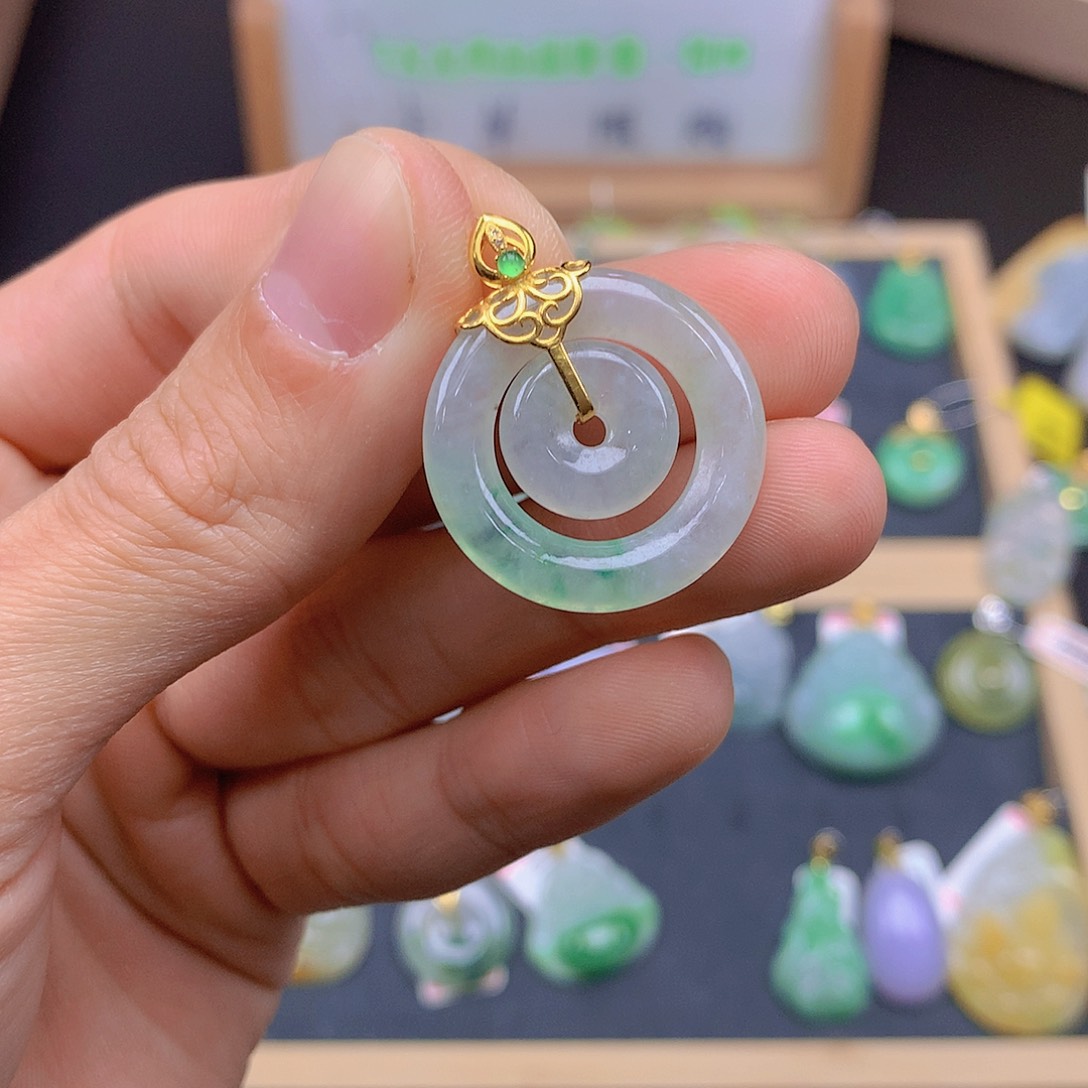 翡翠颈饰18K金镶嵌翡翠