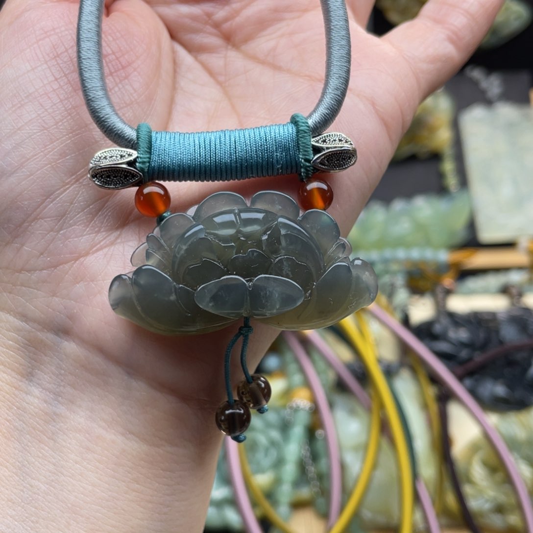 蛇纹石玉颈饰未镶嵌