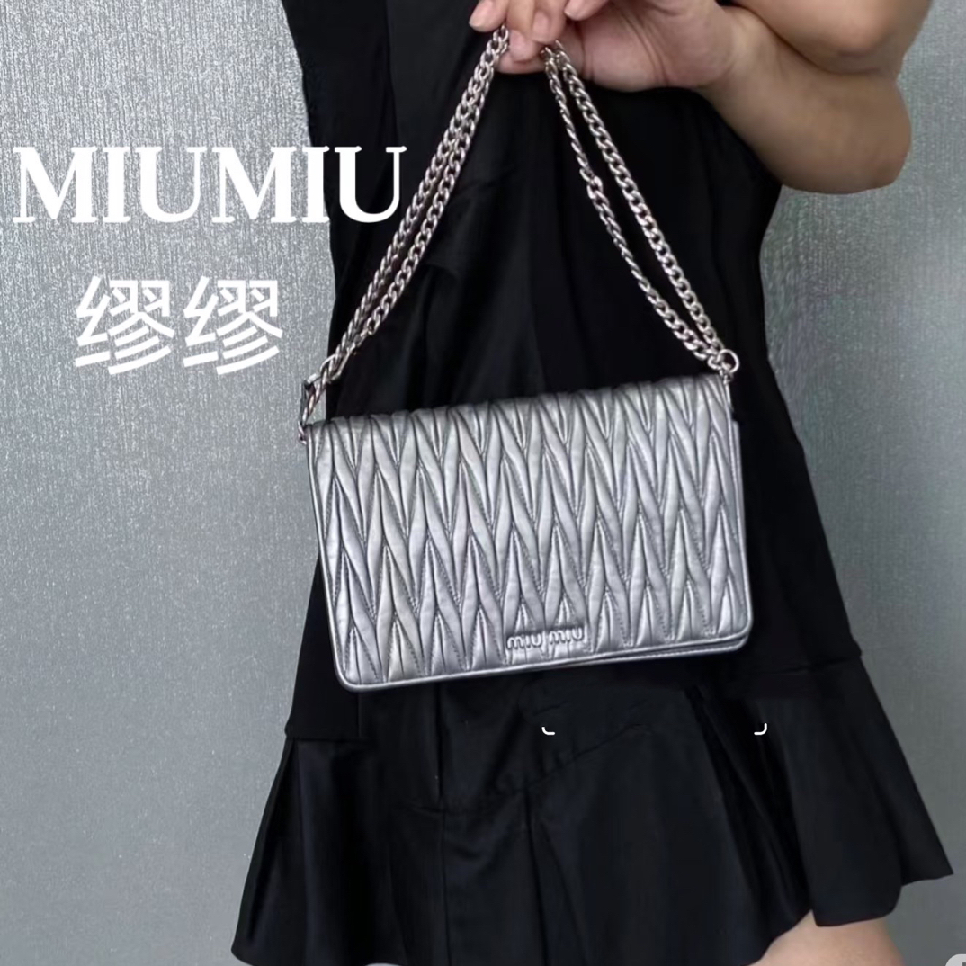 95新 MIU MIU/缪缪 银色珠光链条woc包
