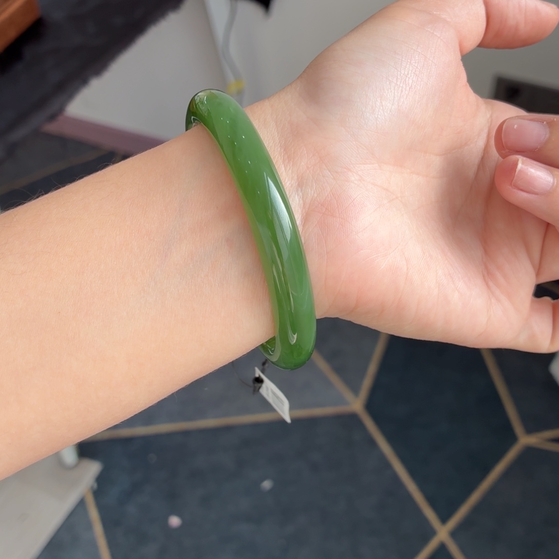 和田玉未镶嵌手镯-补充5号上手窗边自然光效果