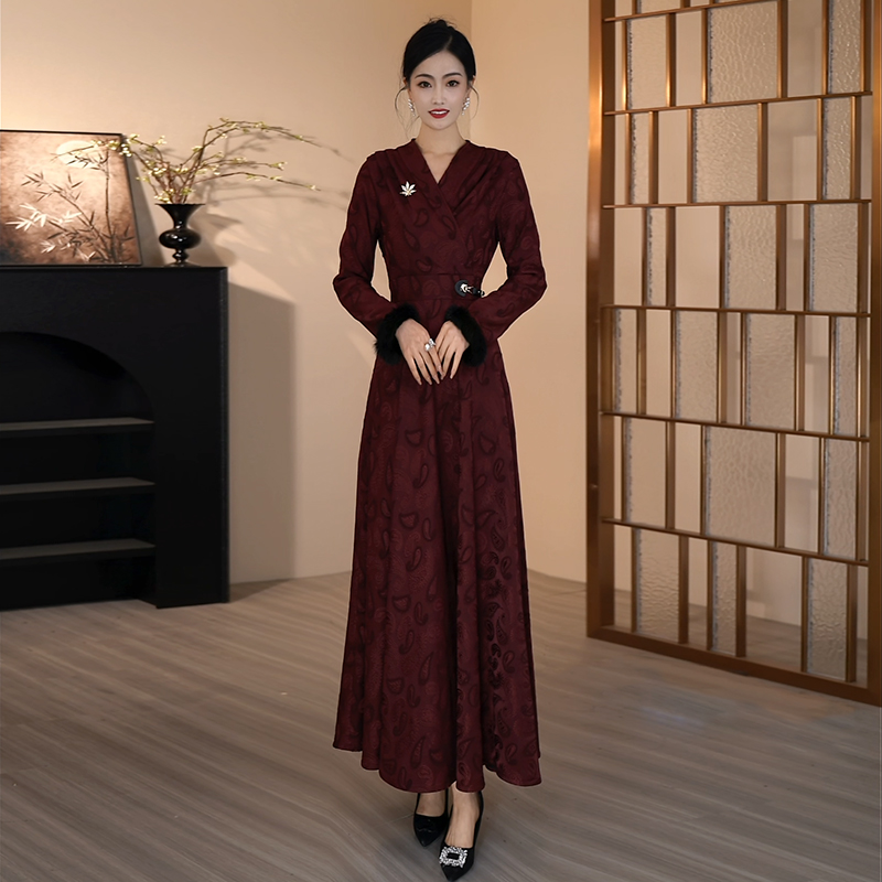 高端气质加绒优雅厚款酒红色连衣裙2025冬新款收腰显瘦时尚长裙