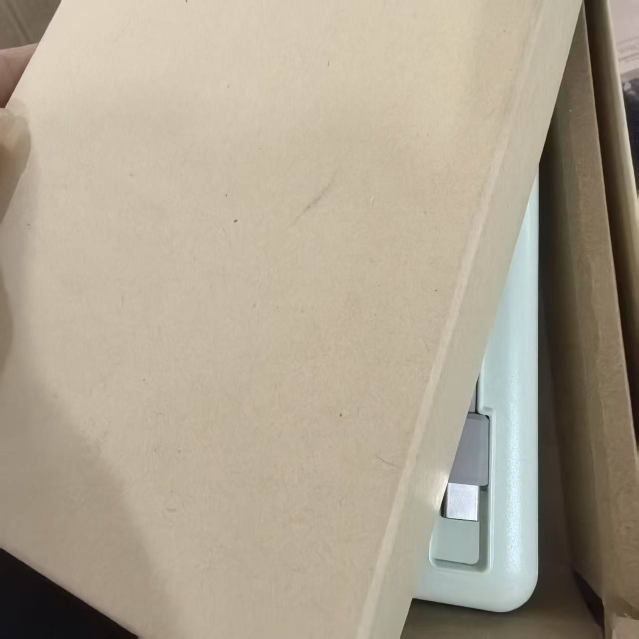 米色收纳盒  充//电