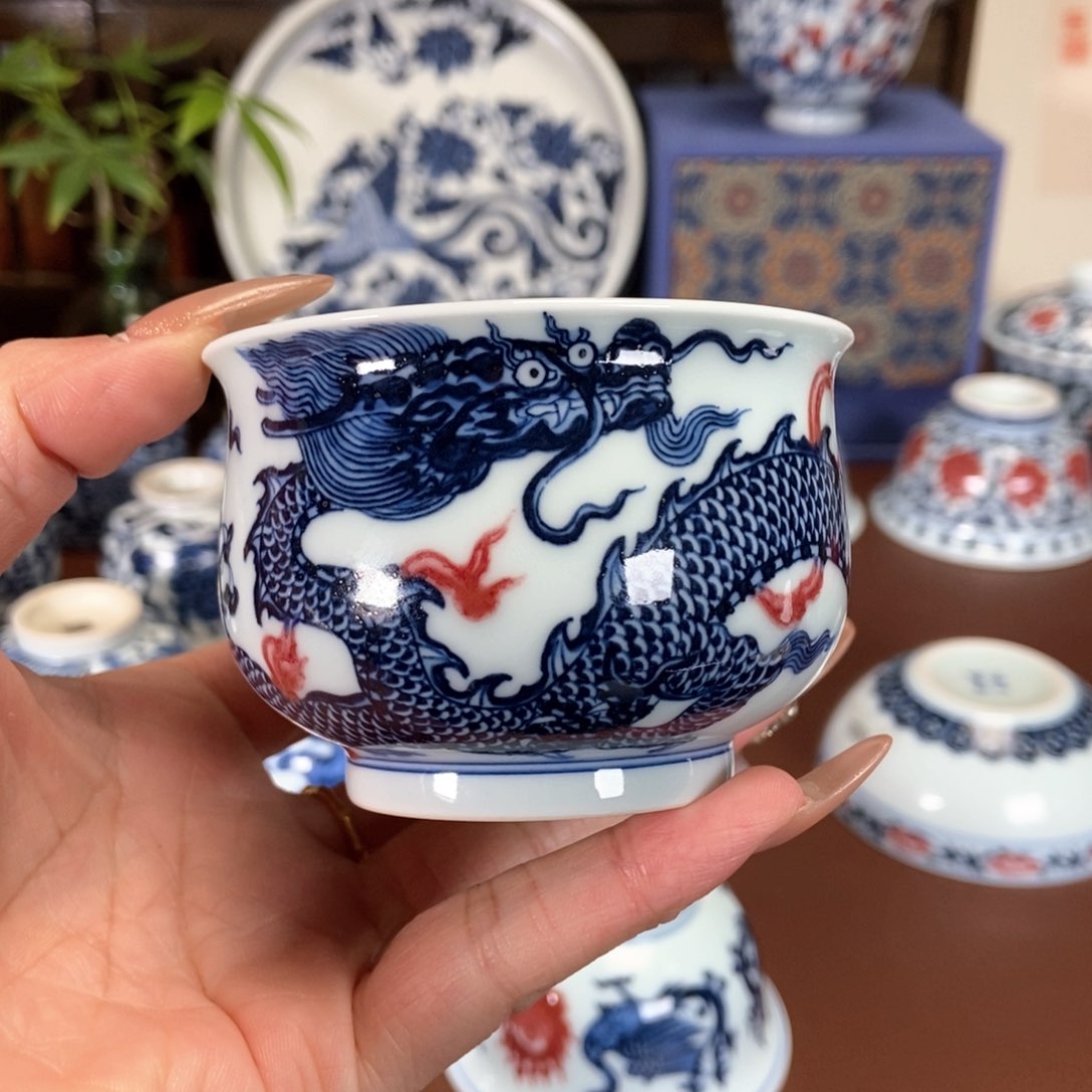 阳春白雪釉里红宣德龙炉式杯