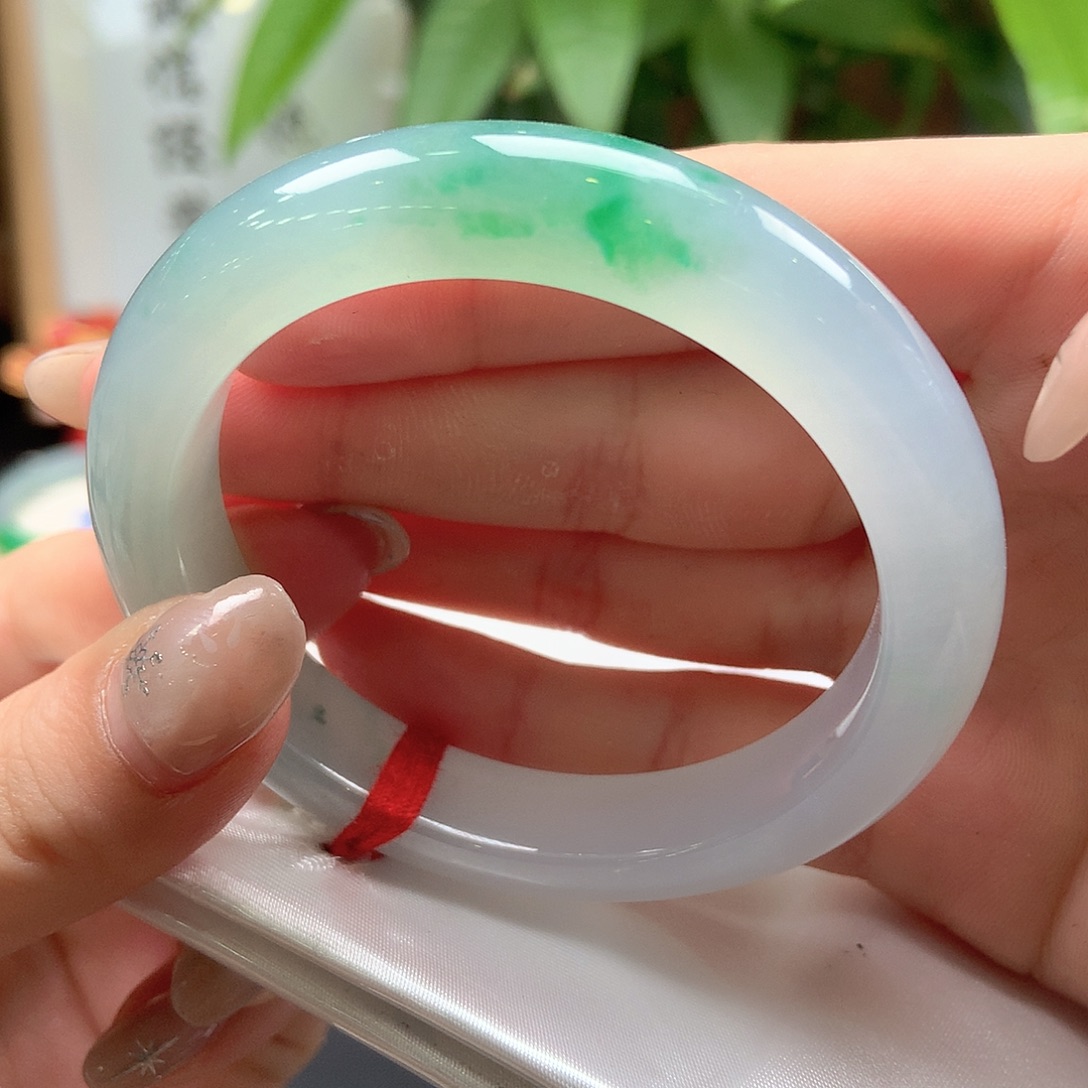 C***t翡翠未镶嵌手镯白冰起光飘绿