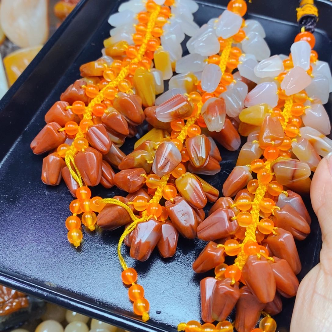 石英质玉（黄龙玉）足铂镶嵌颈饰