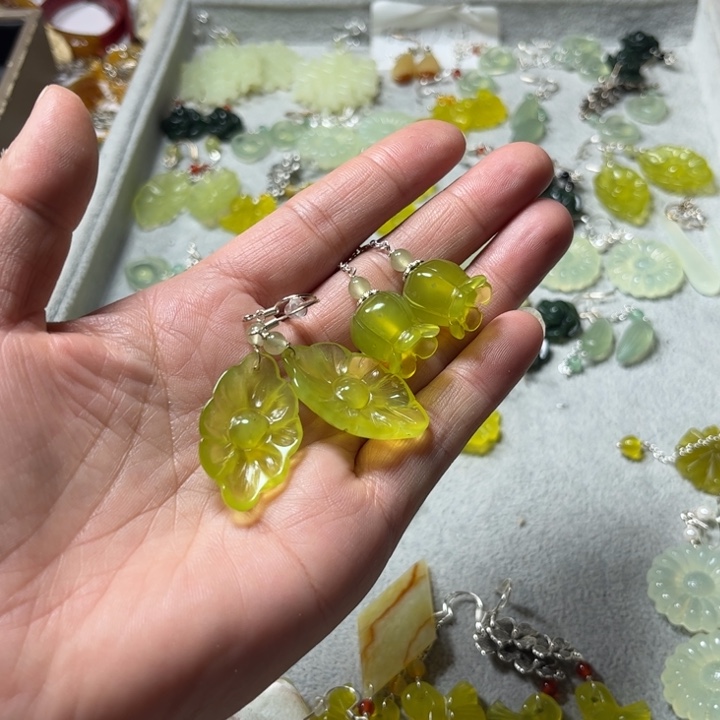 蛇纹石玉未镶嵌耳饰