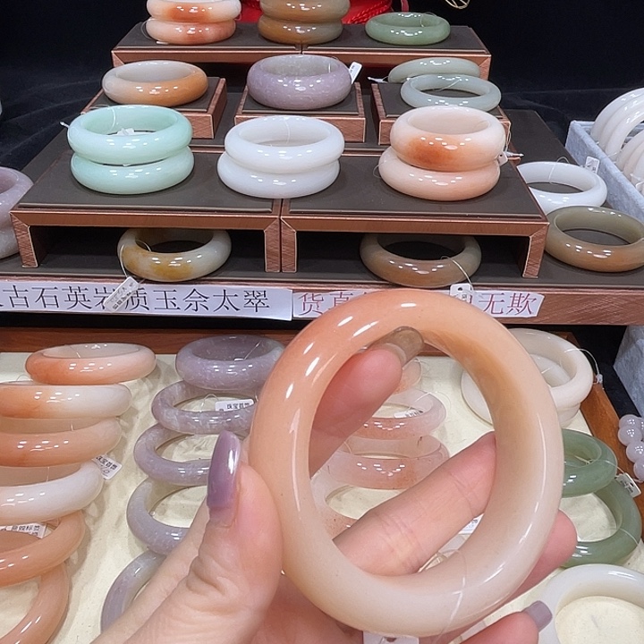 H***M石英质玉手镯未镶嵌