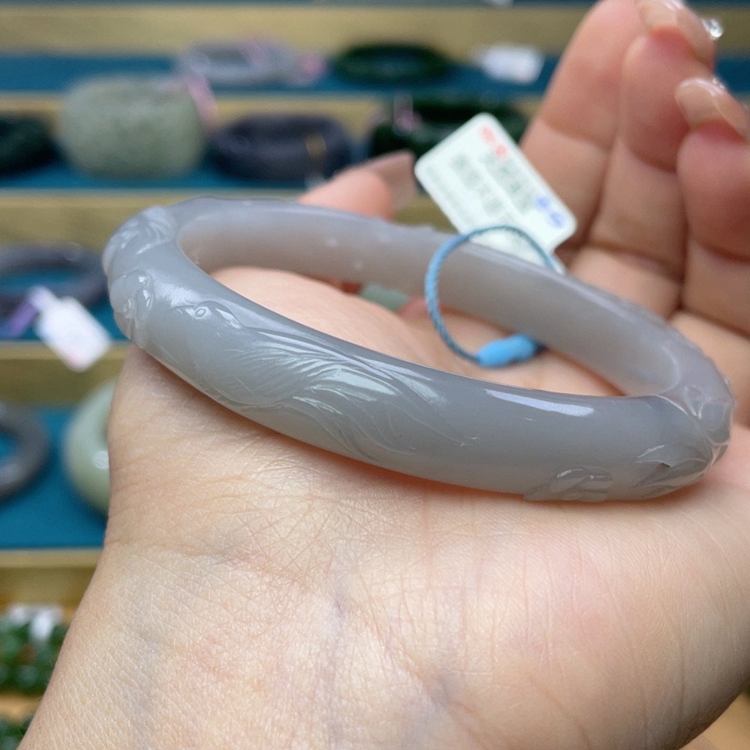 和田玉手镯62圈口。编号77未镶嵌