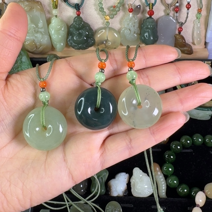 透闪石质玉未镶嵌颈饰