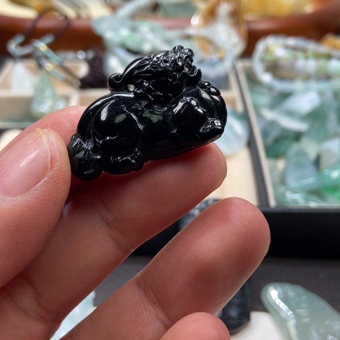 翡翠未镶嵌颈饰貔貅