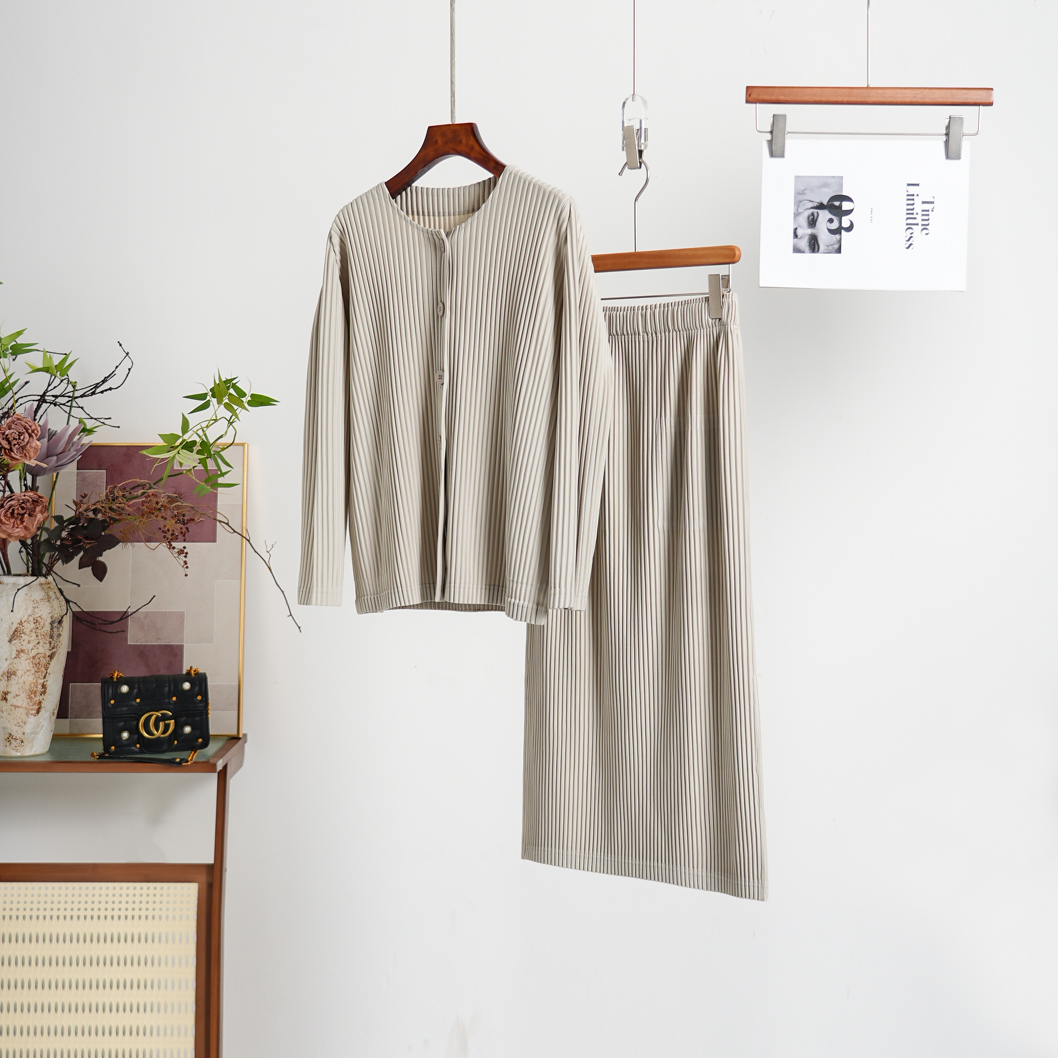 褶皱的艺术&圆领褶皱竖条纹长袖开衫+高腰双口袋侧开衩半裙套装