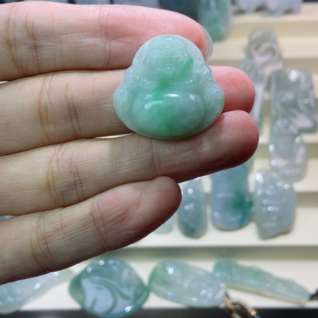 翡翠未镶嵌颈饰佛公