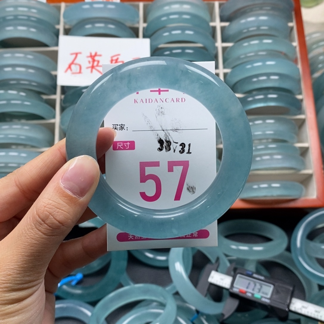 张***兵石英质玉未镶嵌手镯