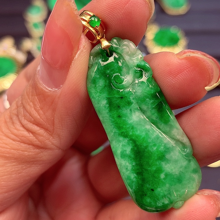 翡翠颈饰18K金镶嵌翡翠