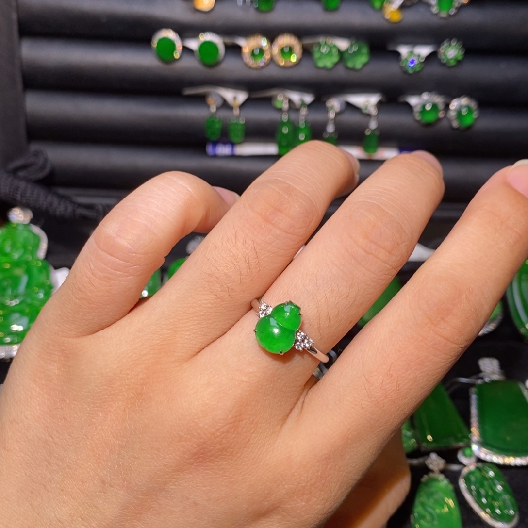 翡翠戒指18K金镶嵌葫芦戒指